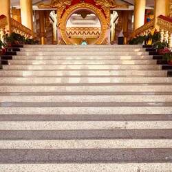 Die Innenhalle mit freundlichen Farben und viel Licht