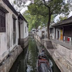 Viele Kanäle ziehen sich durch die Stadt