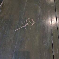 Ein von Lu Xun während seiner Schulzeit eingeritzt es Zeichen: "早"= früh