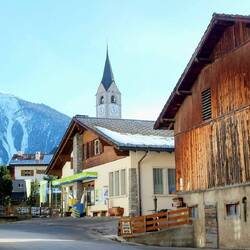 Zuweilen werden die Straßen in den Dörfern ganz schön eng