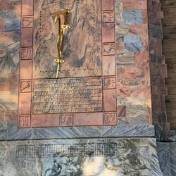 Am Turm eine Sonnenuhr mit Tierkreiszeichen und einem Kalender !