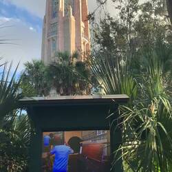 Er ist frei zugänglich aber wir können live eine Vorführung sehen und hören