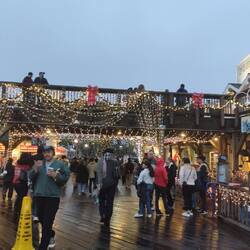 zurück am lichtdurchfluteten Pier