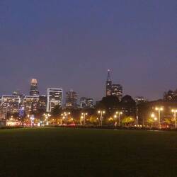 auf dem Weg zum Schiff die beleuchtete Stadt