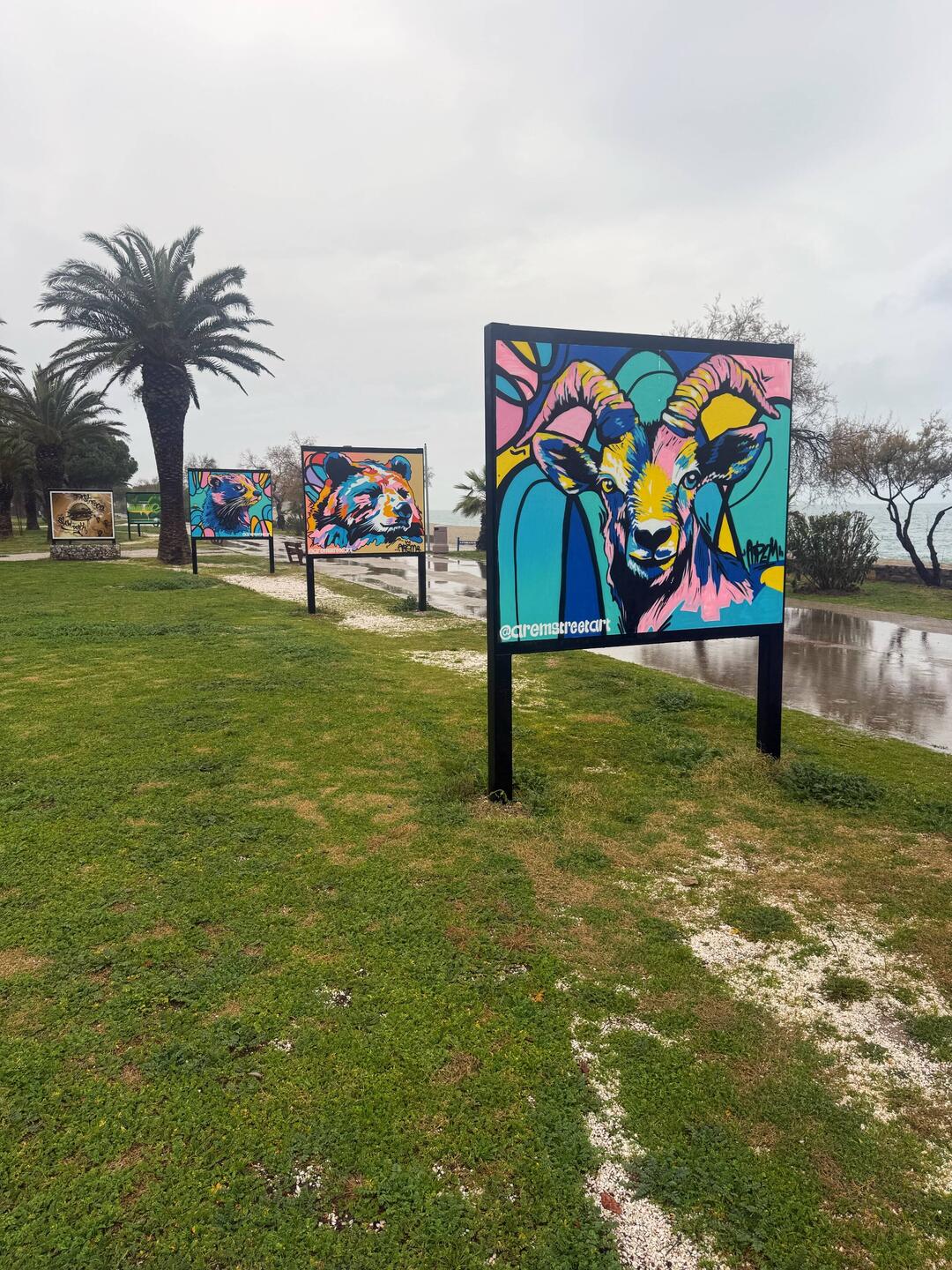 Bilderausstellung am Strand von Südfrankreich