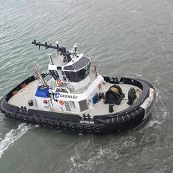 Schlepper hält uns auf Kurs bei ziemlicher Strömung