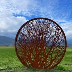 Moderne Kunst direkt am Rand des Reisfeldes