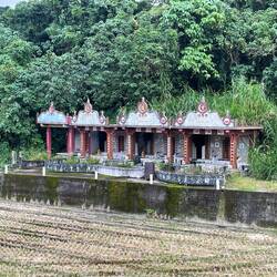 Idyllische Grabstätten... im Grünen mit Blick auf die Reisfelder