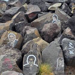 ... hinter der Kaimauer ...