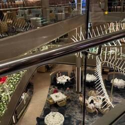 ... mit Blick auf die Restaurants ...