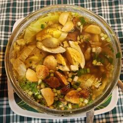 Rießige Portion Batchoy - Hühnchen, Nudeln, Kraut, Ingwer, Eier und undefinierbares. Mega lecker.