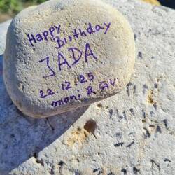 Stein wurde abgelegt, Jada jetzt Teil des Hippietempels