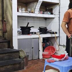 La cuisine, on a pas les mêmes règles d'hygiène ...