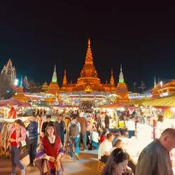 In der Mitte die Goldene Hongjing Pagode