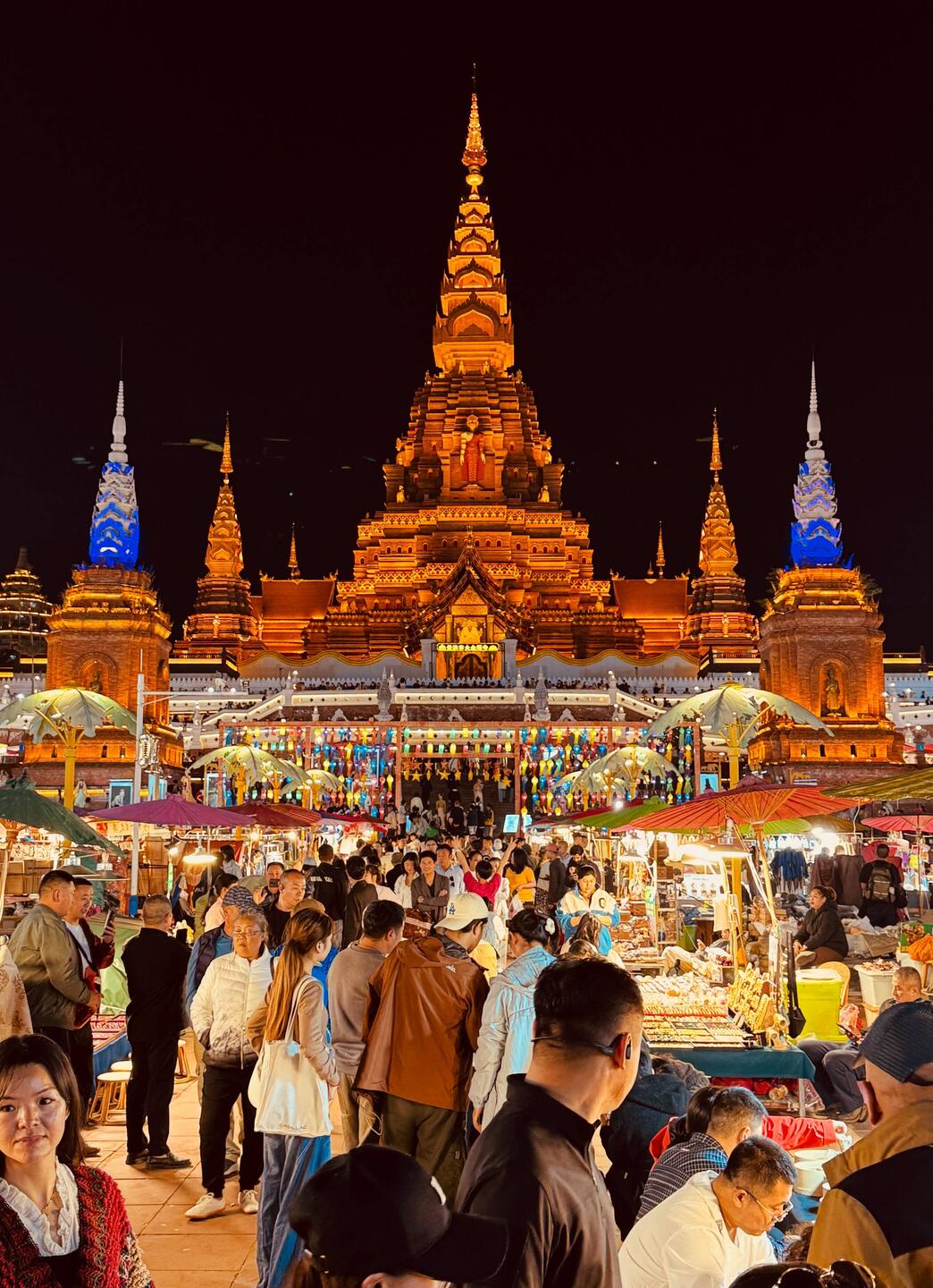 Die Goldene Hongjing Pagode mit insgesamt 9 Türmen