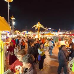 Der Nachtmarkt - ein Mix aus religiöser Architektur, Wolkenkratzern und buntem Treiben