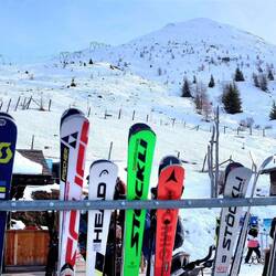 Die einen fahren auf Ski oder mit einem Schlitten ins Tal....