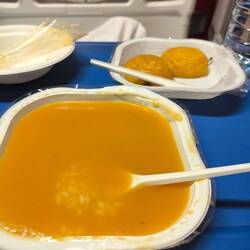 Mittagessen: Reissuppe und Bratapfel. Wurde mit der Zeit besser.