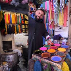 Souk des Teinturiers (Materialien gefärbt: ​Wilde Mandel=grün, Indigo=Blau, ​Mohn=Rot)