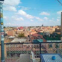 Blick von der Dachterrasse auf Marrakesch
