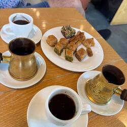 einen Mokka und Süßigkeiten in einem unschlagbaren Cafe