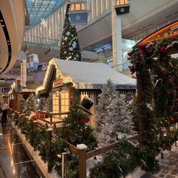 Hier wird das Winterfest,oder Happy Holiday gefeiert. Aber Santa Claus ist auch dabei