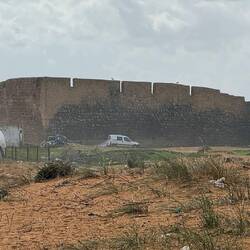 alte Burgruine im kleinen Fischereihafen