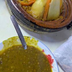Traditionelles Tajini und Linsensuppe