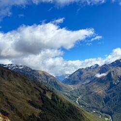 De weg die door de pas loopt