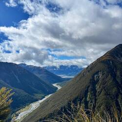 In de verte de besneeuwde bergtoppen!