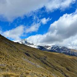 De eerste besneeuwde bergtop vlakbij
