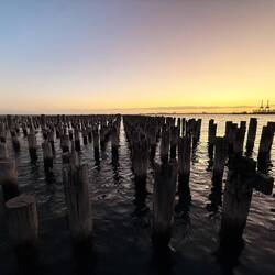 Princes Pier in Port Melbourne, Australien, bekannt für seine historischen Holzpfähle.