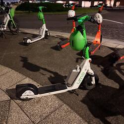 Hier hat jeder Leihroller einen Helm dabei...sehr klug😌