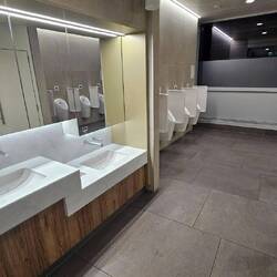 Die putzen hier jede halbe Stunde 👍