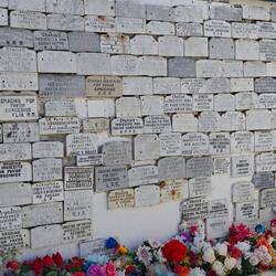 Stein- und Metalltäfelchen mit Bitten für ein besseres Leben