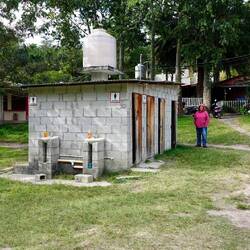 Duschen und Toiletten