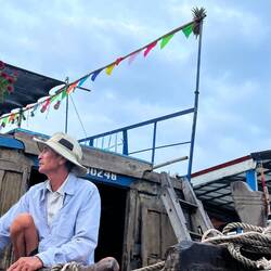 Oben rechts hängt die Ananas