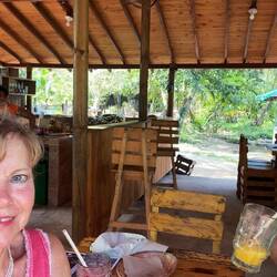 Zwischenstopp auf der Wanderung mit einem frischen Saft