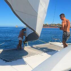 Noch vor der Marina schlugen wir die neue Genua an..