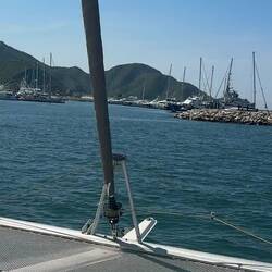Wir warten auf unseren Liegeplatz in der Marina Santa Marta