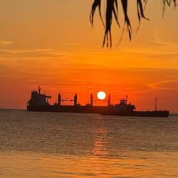 Sonnenuntergang mal anders... Frachtschiff auf Reede vor dem Hafen