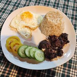 Philipinisches Frühstück Namens Tapsilog zum Abendessen.