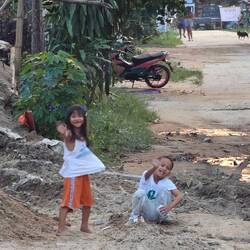 Oh nein. Sie haben mich entdeckt. Sandspielen auf der Baustelle beendet.