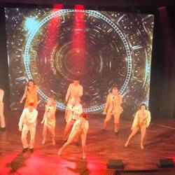 Abends wieder eine professionelle Show im Theatrium.
