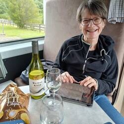 Pia am Pinguin füttern