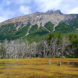 See am Fuße des Berges. Bis zur Kante geht's hoch