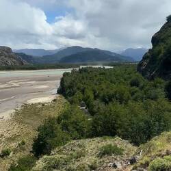 Der Wind wirbelt die Sandbänke im Fluss auf
