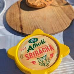 Darauf wird die pikante Allioli gestrichen