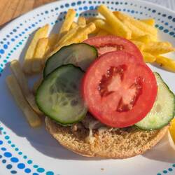 Mit Tomate und Gurke belegt