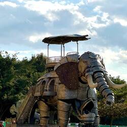 Dieser Blech-Koloss zog unsere volle Aufmerksamkeit auf sich